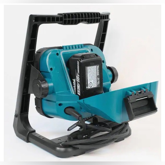 New Makita light 4 piece Bundle w/light,lunchbox,waterbottle, Bullet flashlights - Picture 8 of 9